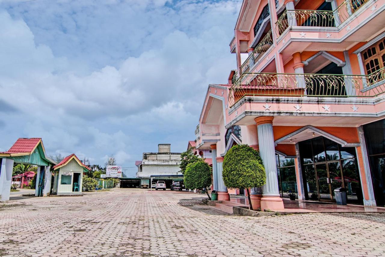 Oyo 92551 Netra Hotel Ujunbatu Exterior photo