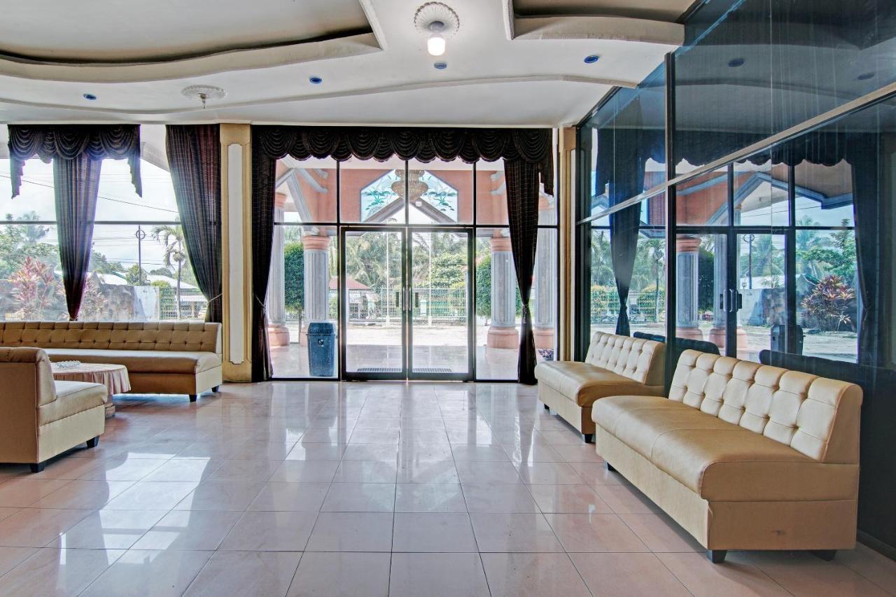 Oyo 92551 Netra Hotel Ujunbatu Exterior photo