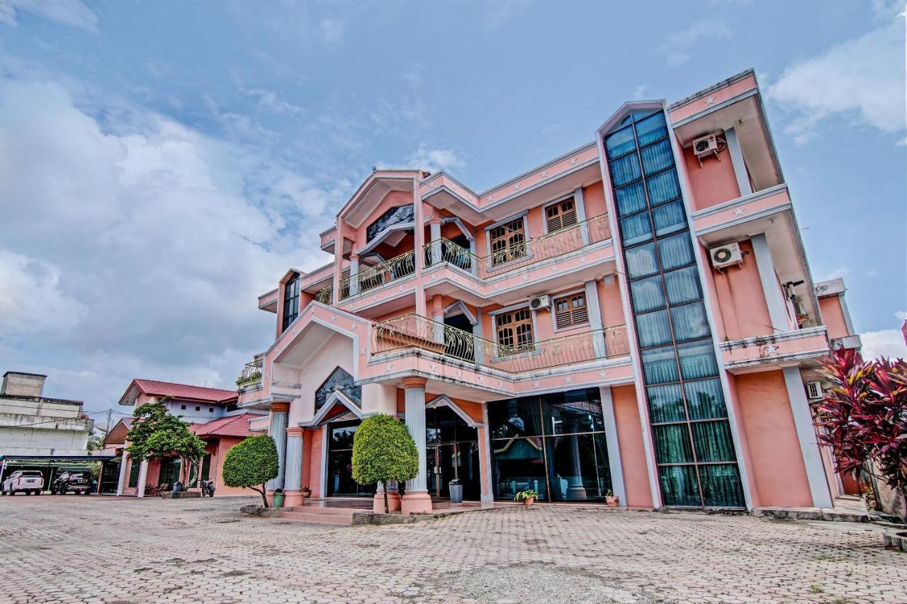 Oyo 92551 Netra Hotel Ujunbatu Exterior photo