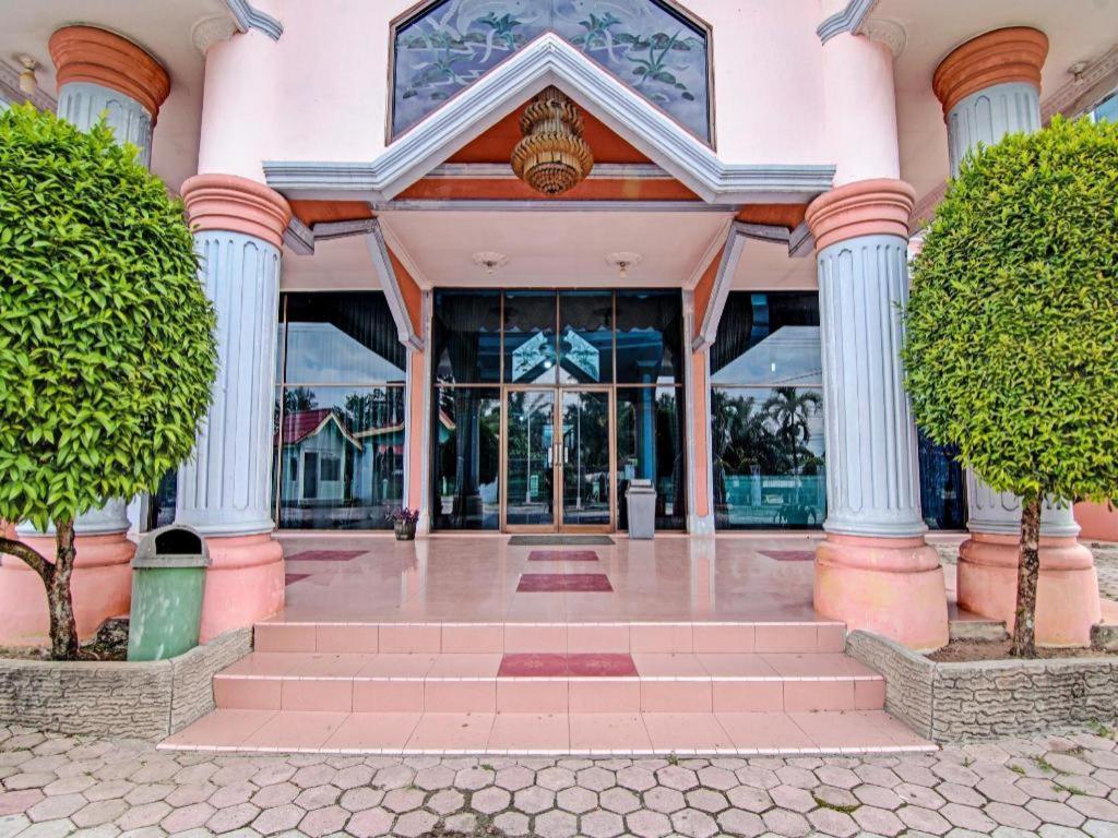Oyo 92551 Netra Hotel Ujunbatu Exterior photo